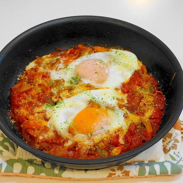 トマトソースに卵を割り入れ煮込むだけ！卵のトマト煮